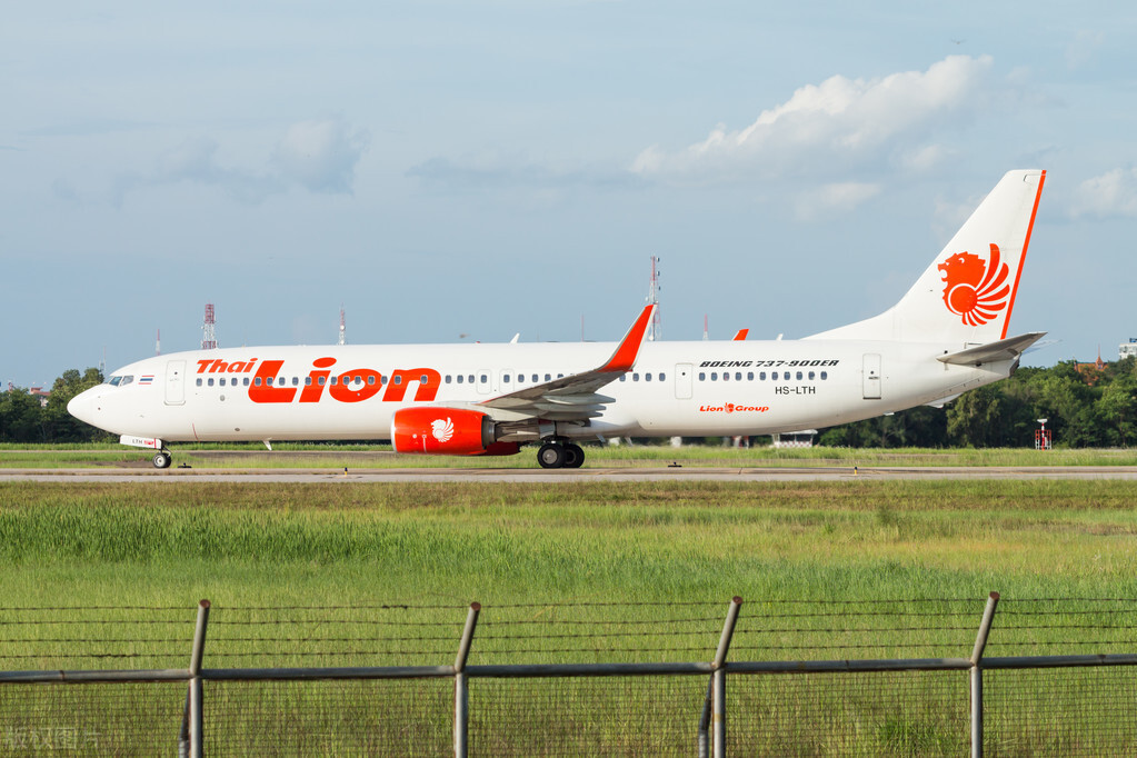 印尼狮航一架波音737飞机冲出跑道!