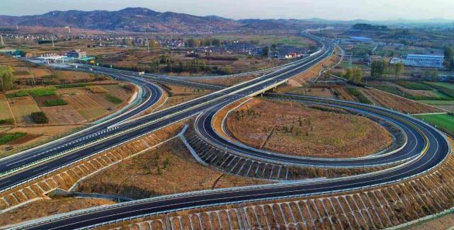 山东规划一条高速公路，总长达150公里，按双向六车道标准修建