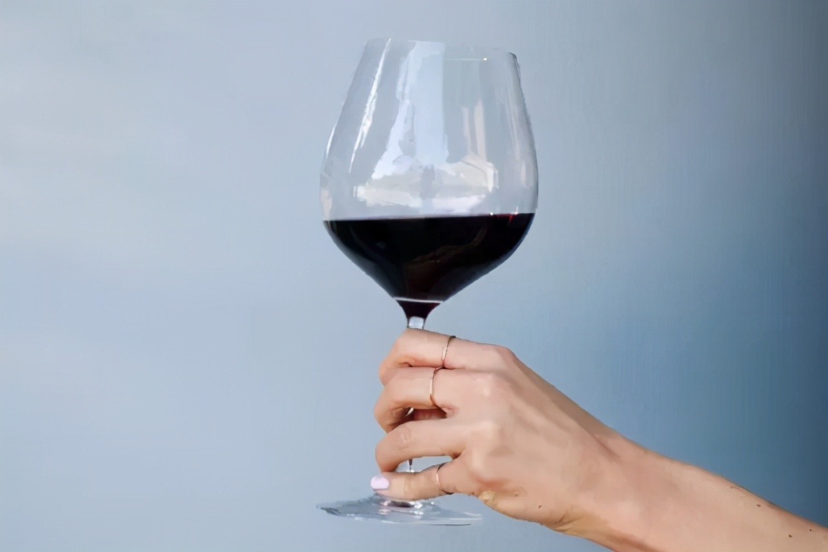 这个姿势也是很多喝酒人士的一个握杯姿势,一般这种把酒杯在手里旋转