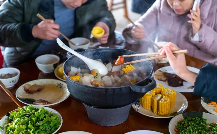 在这天吃刨汤才是必不可少的对于羌族人民来说俗话说"冬至大如年"雪至