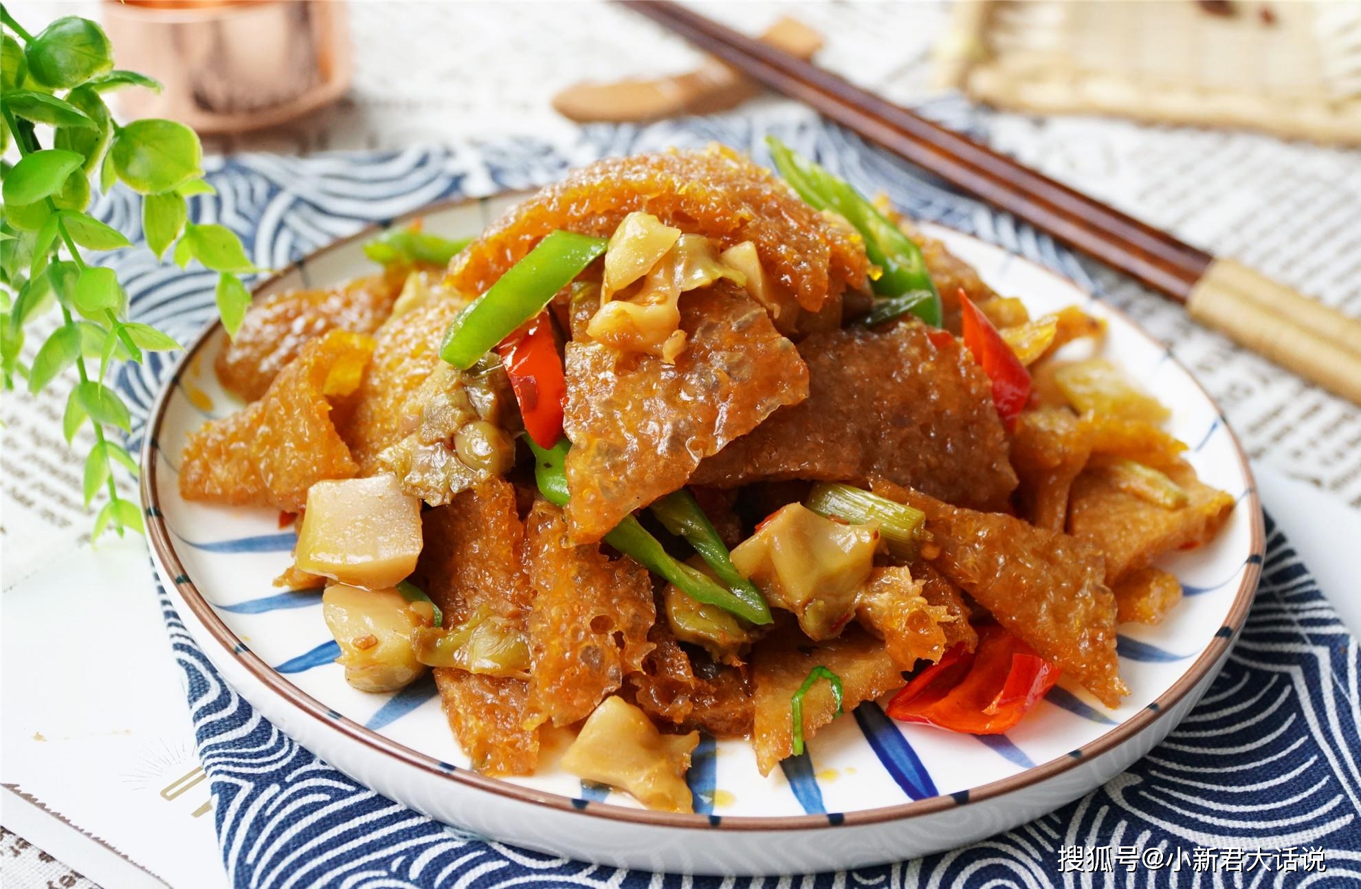 榨菜烧皮肚 所用食材:泡发皮肚一盘,榨菜一包,青椒两根;小葱,大蒜