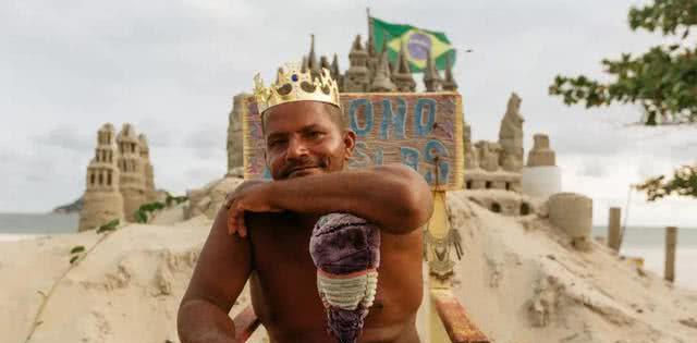 史上最沙雕的“国王”，称王22年以来，唯一收入就是和游客拍照