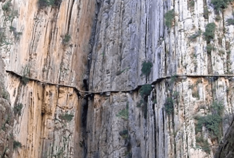 西班牙最危险的步道，稍有不慎就会落入悬崖，游客进入需签生死状