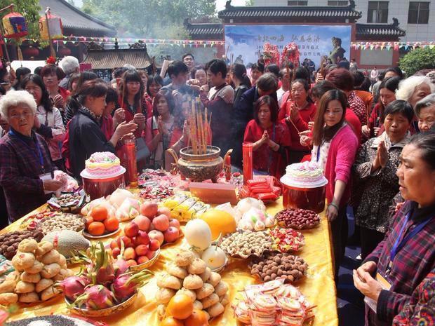 第一个就是要在家里的灶台那要贴灶神图,我们这也叫做灶马头,贴在锅