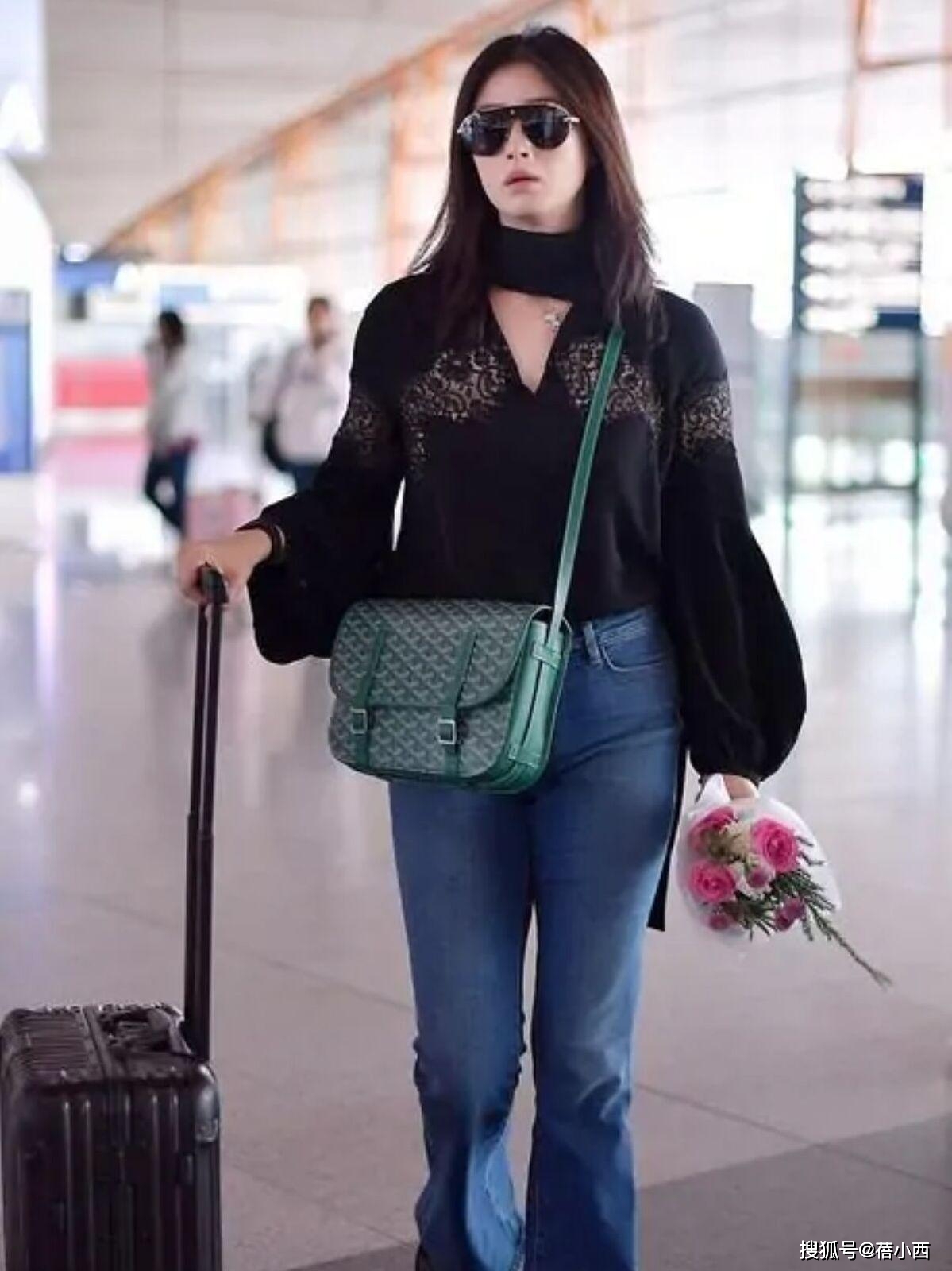 原创蒋欣身材虽丰腴但比例很好穿黑上衣配喇叭裤有大号超模既视感