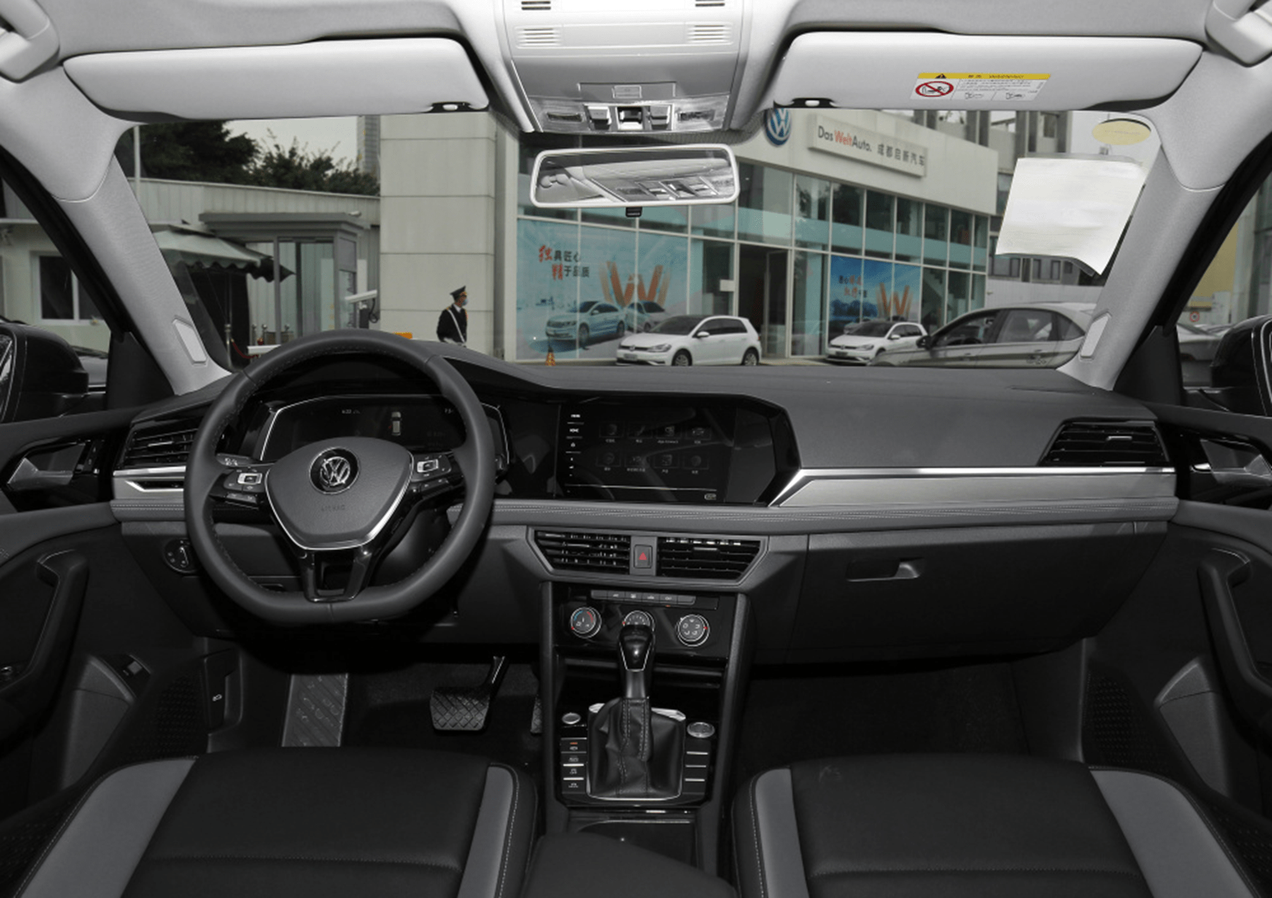 速腾的内饰依然走的是简洁内敛风,这对于年轻人来说是不太满意的.