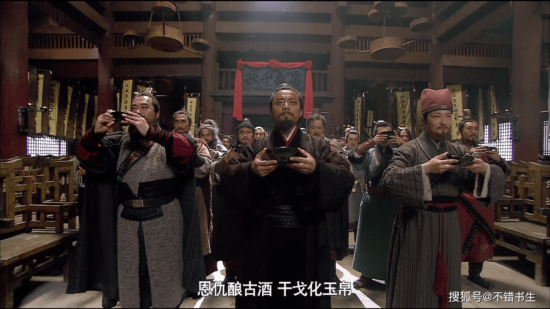 在通行版水浒传中,宋江将聚义厅改为忠义堂,后来率领梁山泊好汉一起