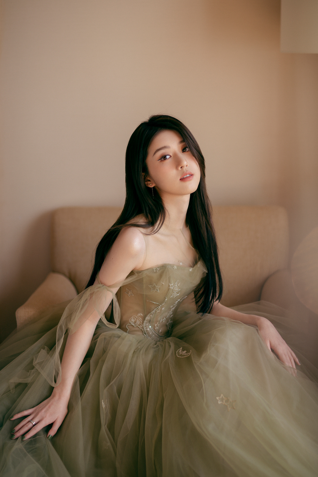 李凯馨亮相腾讯视频星光大赏获"年度网络电影演员"荣誉_气质