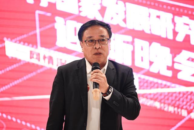 未名企鹅邹晓亮出战2020年北大国发院网球年终总决赛