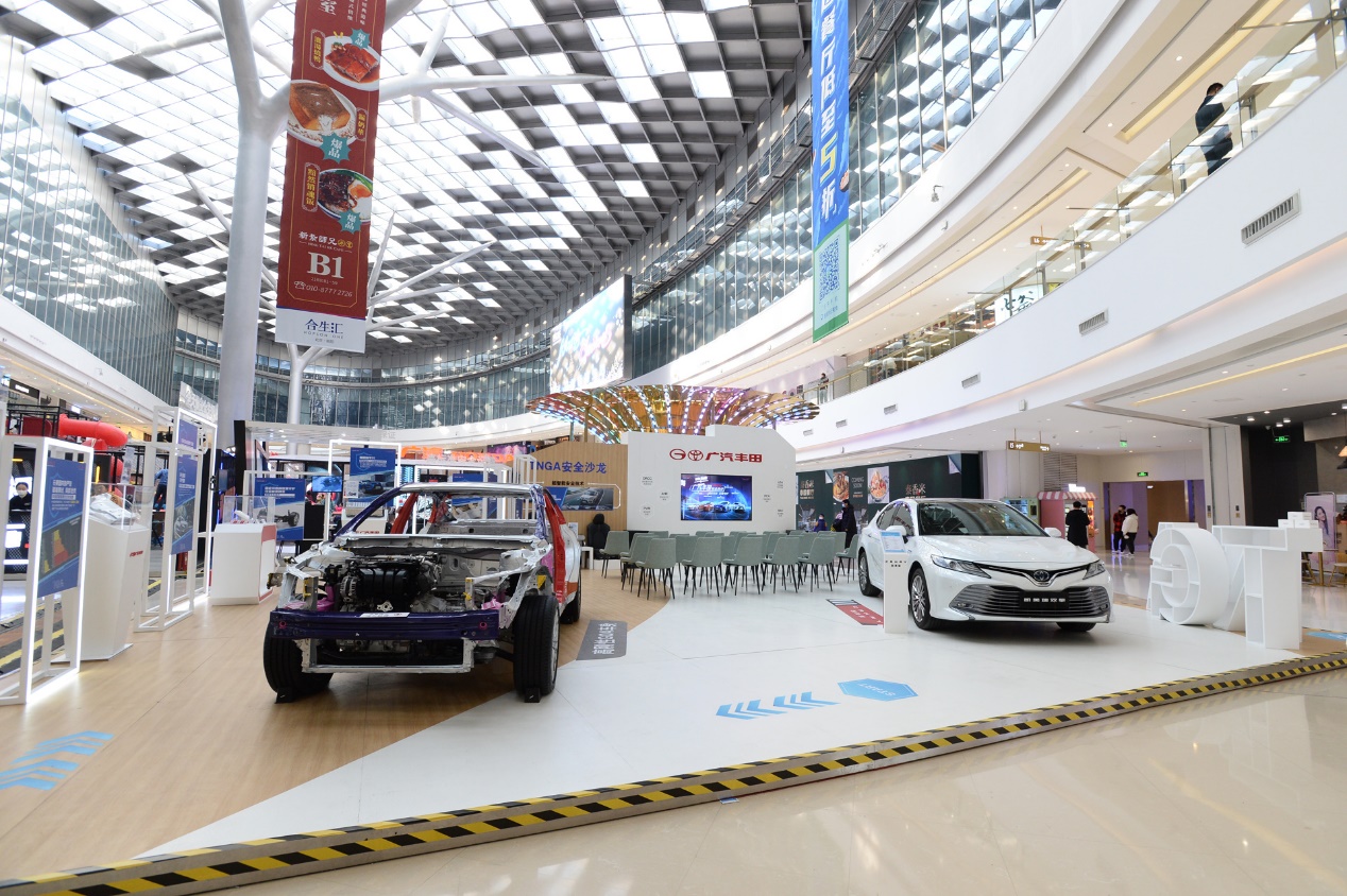 为了展示tnga的安全实力,广汽丰田把展台摆进了商场