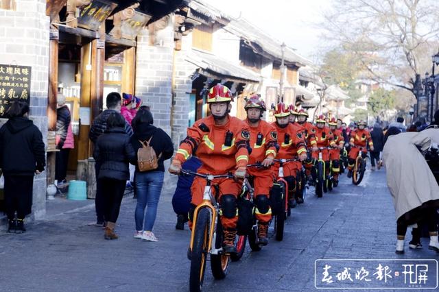 “火焰蓝”自行车消防巡查队在大理古城组建，古建筑安全更有保障啦！