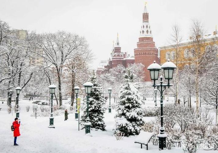 俄罗斯一小镇为遮掩污染，将灰色积雪涂上白漆，网友：掩耳盗铃？