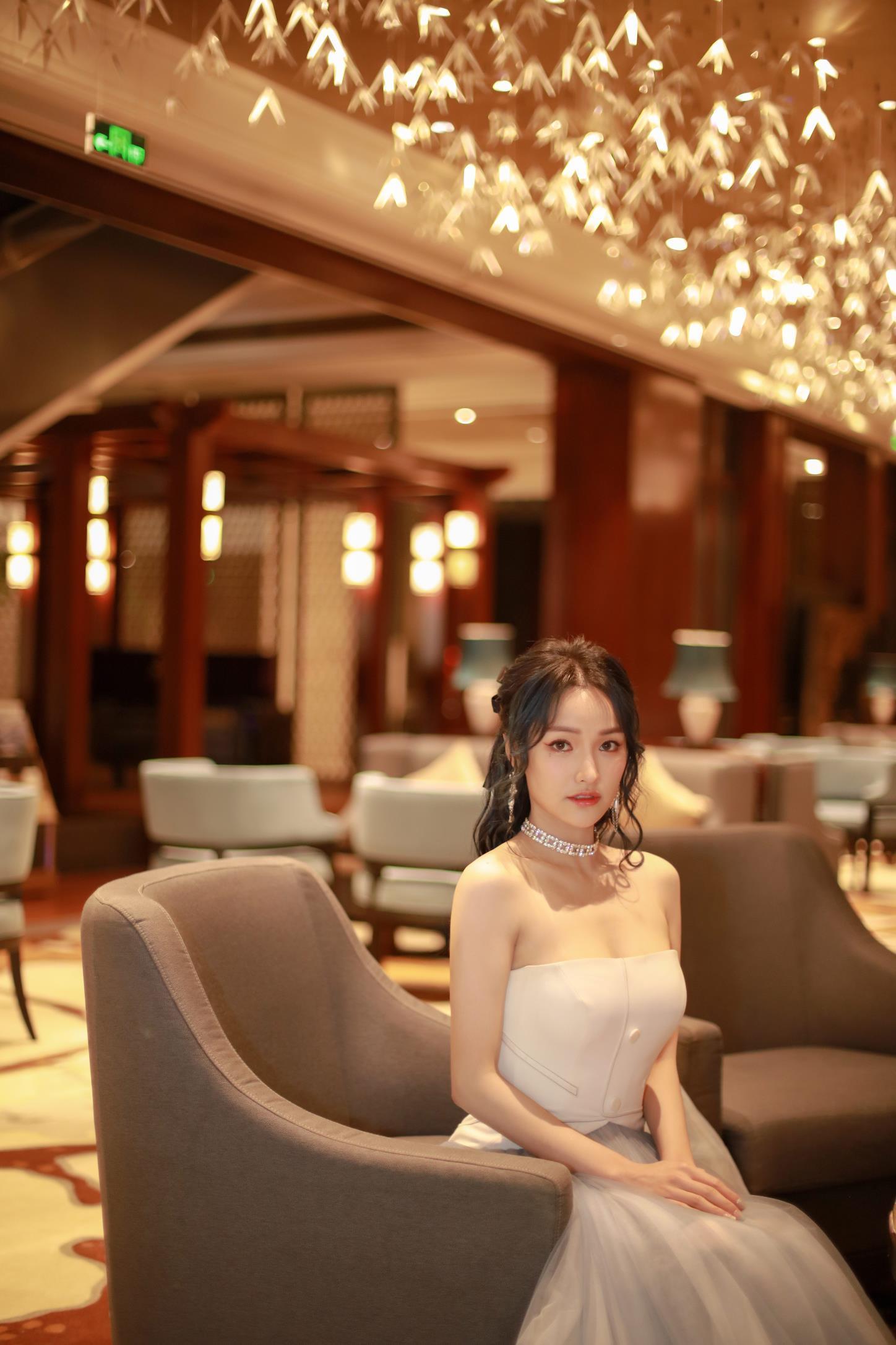 许馨文一袭水雾蓝梦幻长裙,化身甜美公主,灵气优雅仙气十足