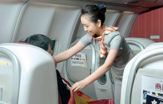 乘坐飞机需要服务时,怎么称呼"空姐"最合适?聪明人都这么叫