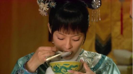 甄嬛传:难怪皇上给甄嬛吃生饺子,你看她伺候皇上时对皇上说啥了