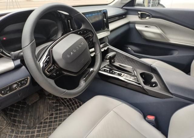 新宝骏rc5智能汽车显实力可自动跟车无惧高峰堵车路段