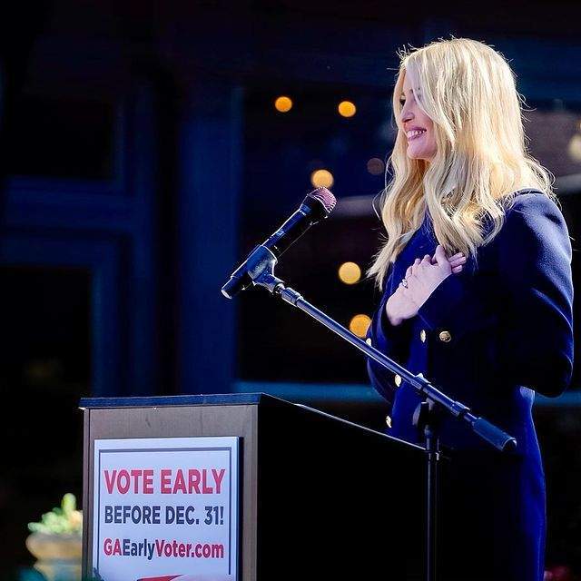 原创伊万卡和老公在白宫过圣诞!穿小黑裙女神范儿,被老公搂住真温柔