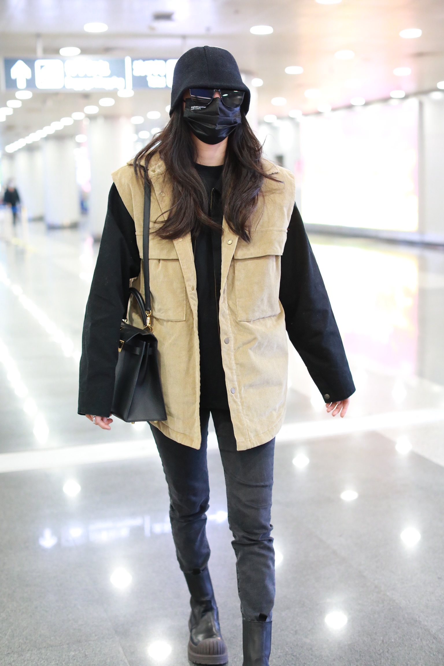 甜酷少女!欧阳娜娜工装风穿搭 紧身裤下美腿吸睛