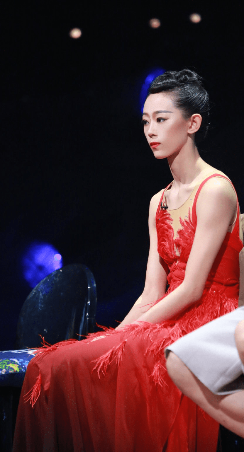 李艳超是第一位站上《舞蹈风暴》第二季舞台的舞者,她的出现为《舞蹈