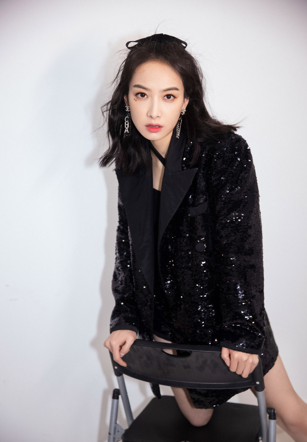 原创33岁的宋茜气质全开穿黑色连衣裙出席活动高贵优雅女神范十足