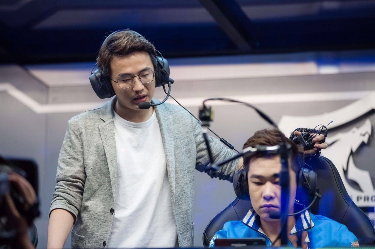 原创kpl冠军教练又来打架了玩家寒夜这一次的对手很特殊