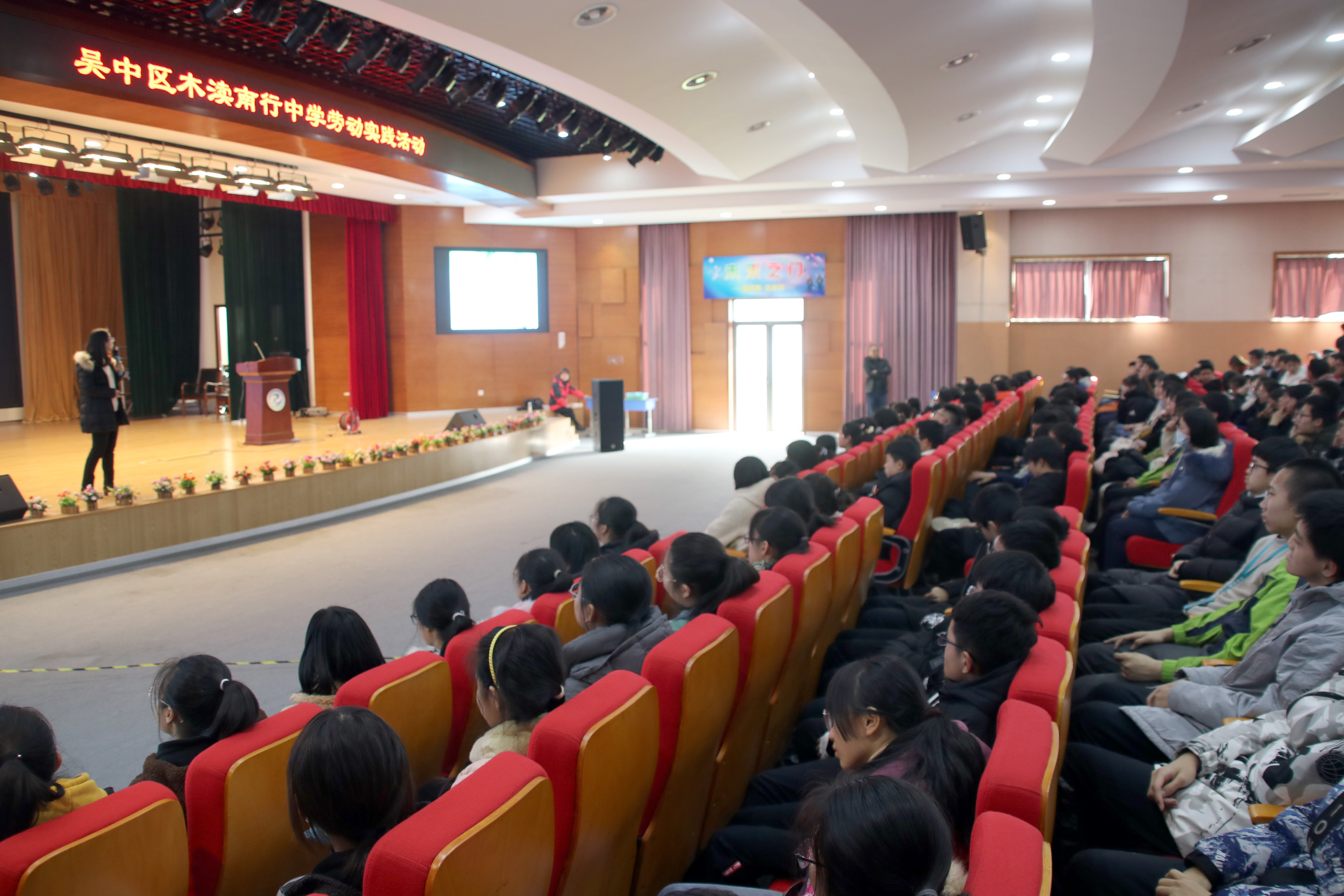 华中师范大学附属南行中学开展"拓展训练和绿色蔬菜进校园"活动