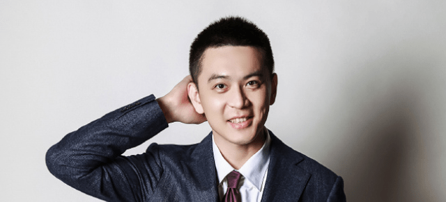 cba最帅教头杨鸣发布会调侃当教练累脑废嗓子影响形象