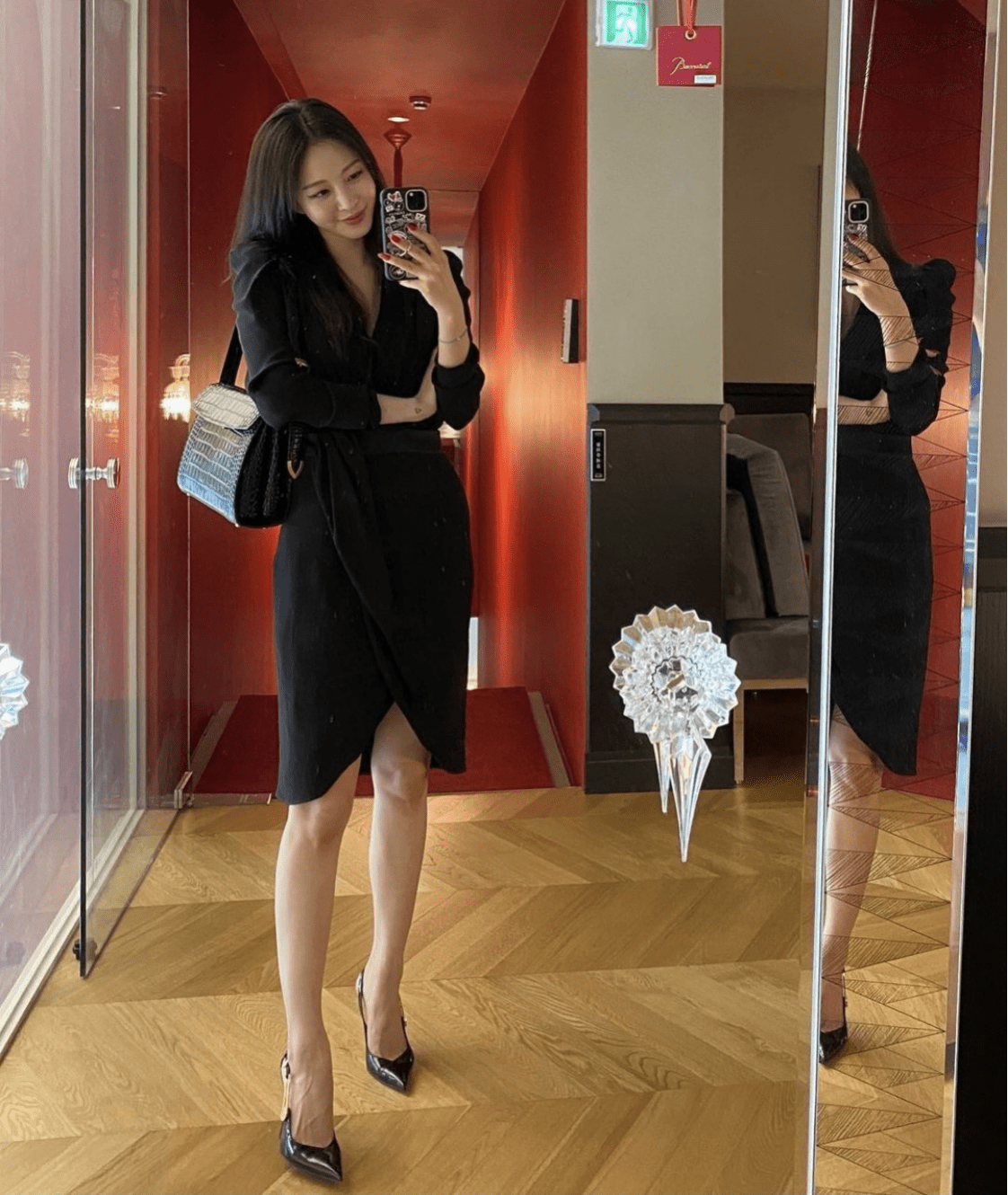 "逆生长"的韩艺瑟衣品绝了,穿卫衣套装可爱减龄,ol连衣裙优雅