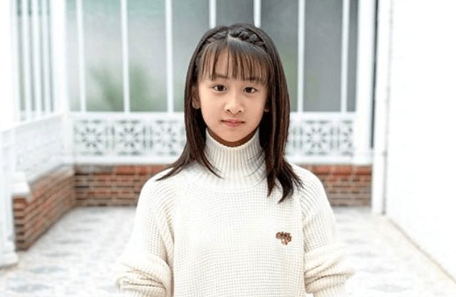 女孩打扮要得体,要符合自己的年龄,家长要教会女孩打扮不要过于成熟