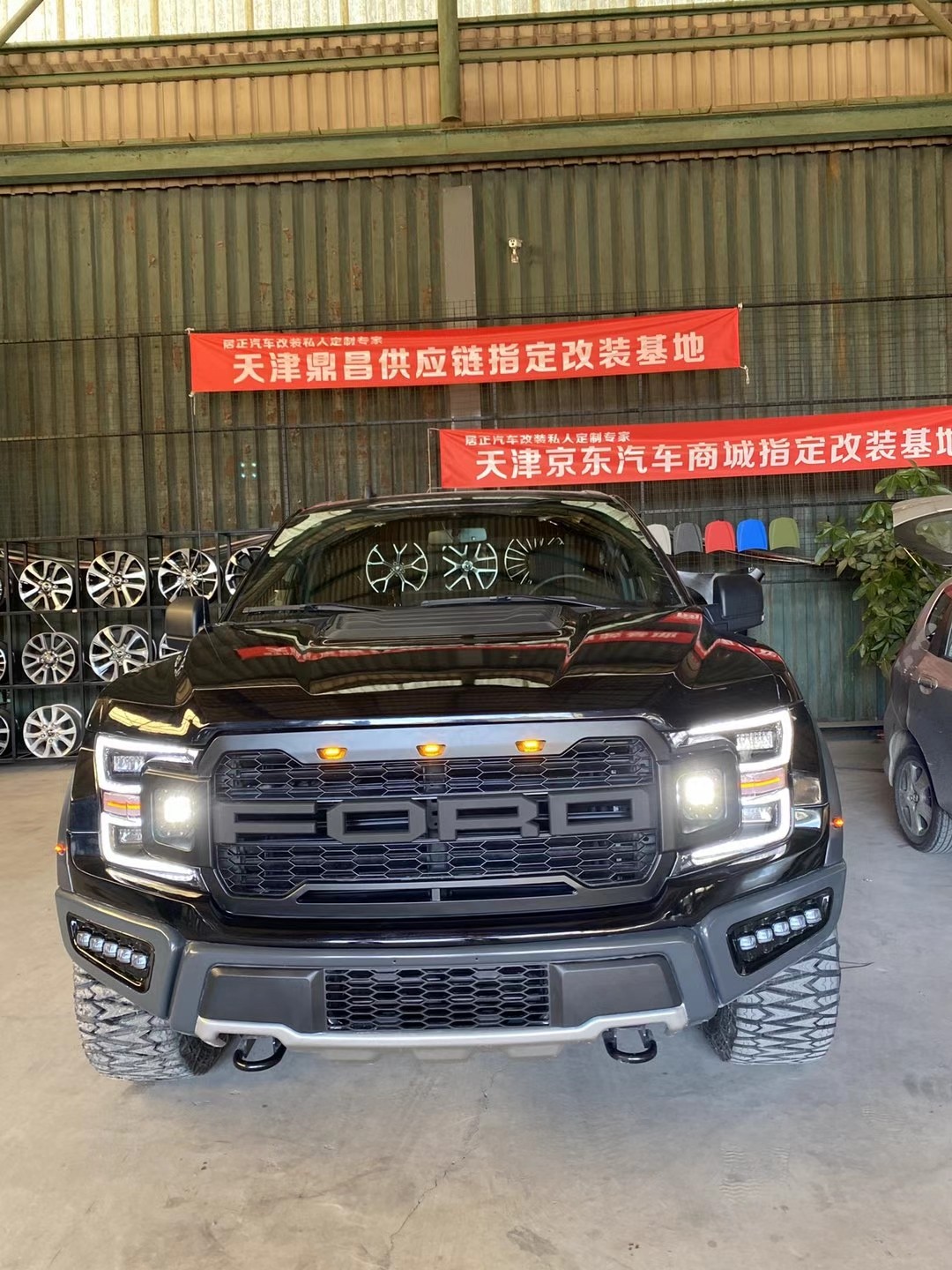 2020款福特猛禽f150 人气皮卡越野性能彪悍