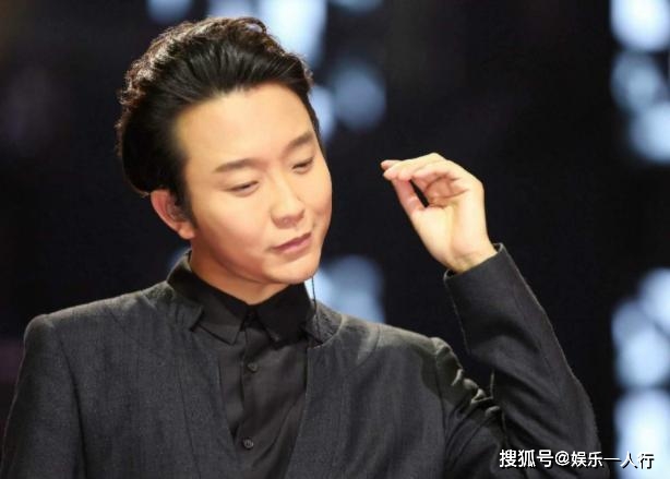 原创参观李玉刚工作室的装修仿佛回到古代一样到处都有旗袍挂着