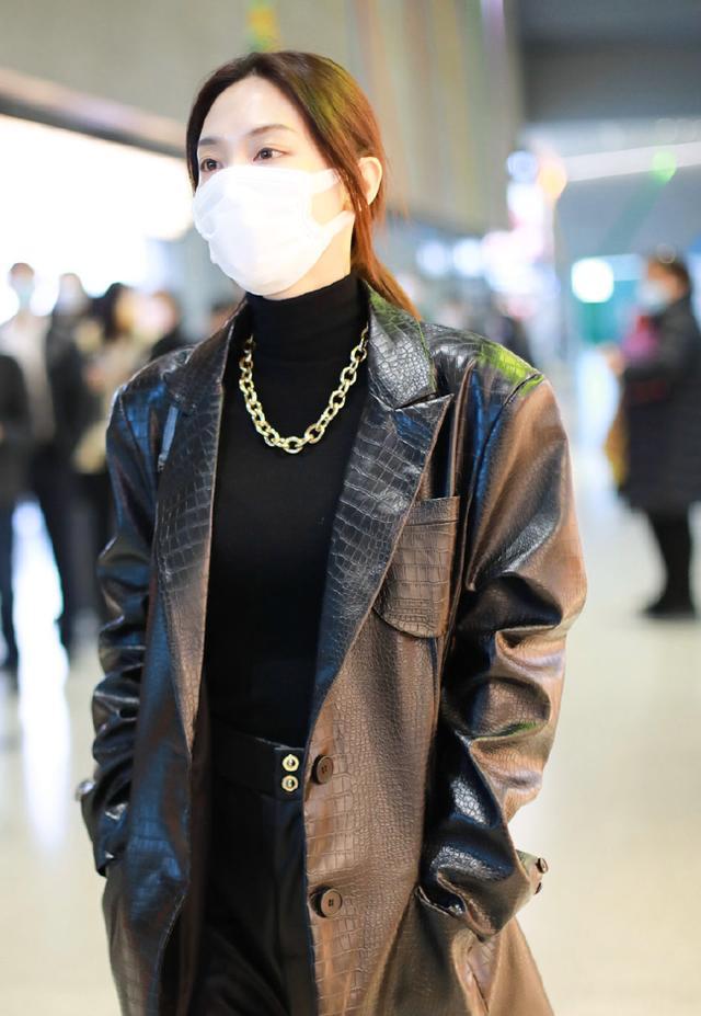 王霏霏黑色皮衣配皮裤潇洒霸气,还有一个大金链子,像一个社会人