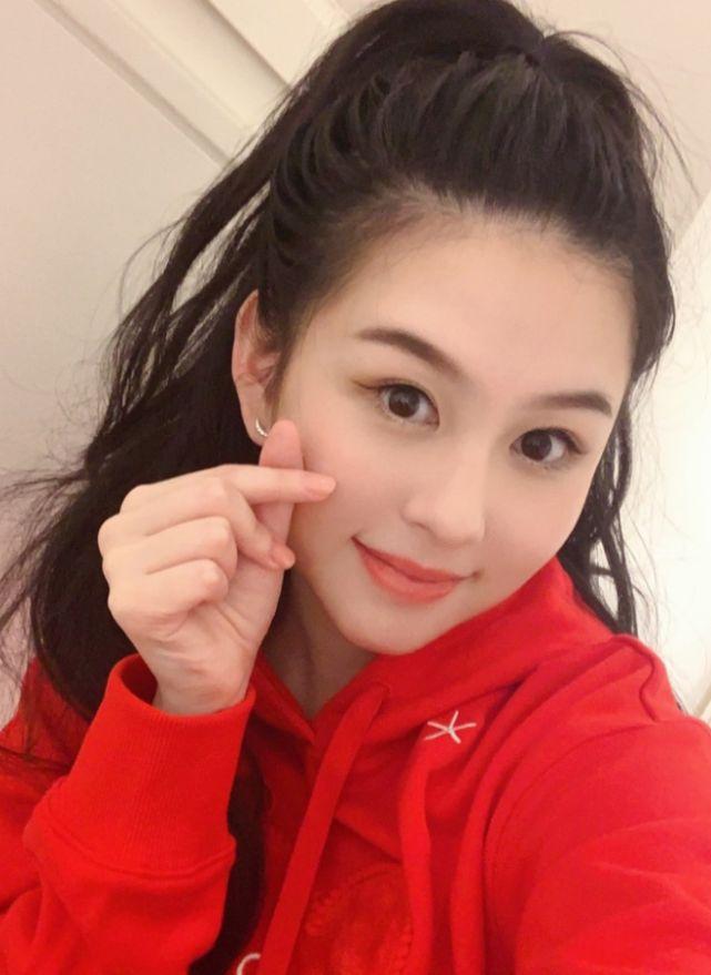 还有任达华的女儿任晴佳,近日任晴佳还在网上晒出了自己的生日照,只有