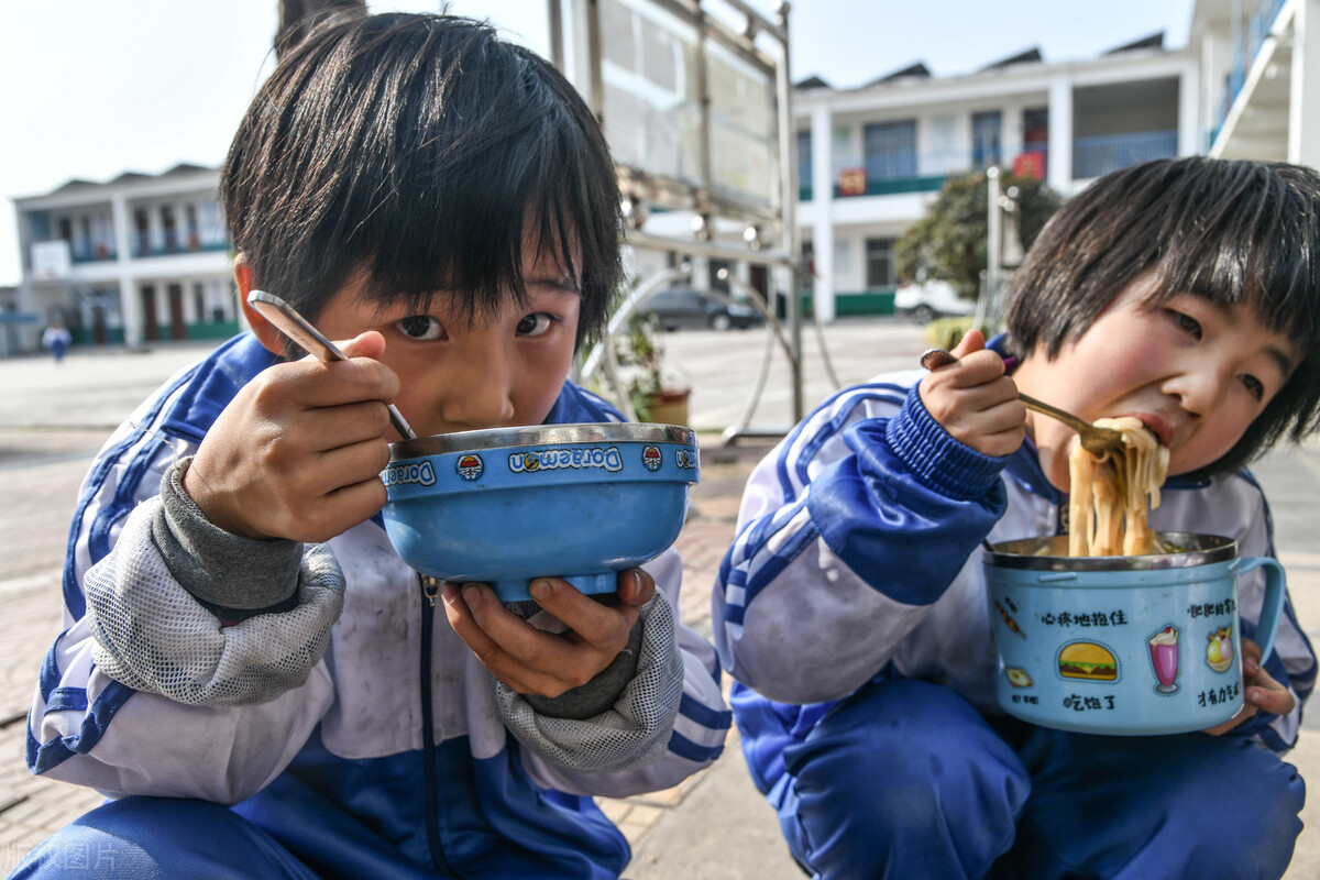 河南1农村小学伙食每天3块钱1碗面条1块钱孩子吃得真香