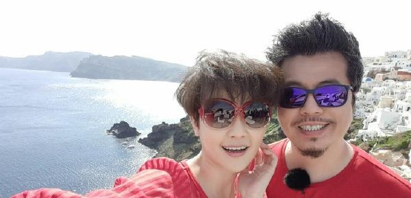 疯子黄国伦北京演唱会狂烧花2千万妻子甘愿买单