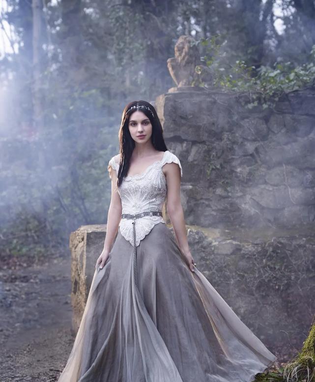 而《风中的女王》里的女主呢,这部剧真不咋样,剧情看得人火大,但整部