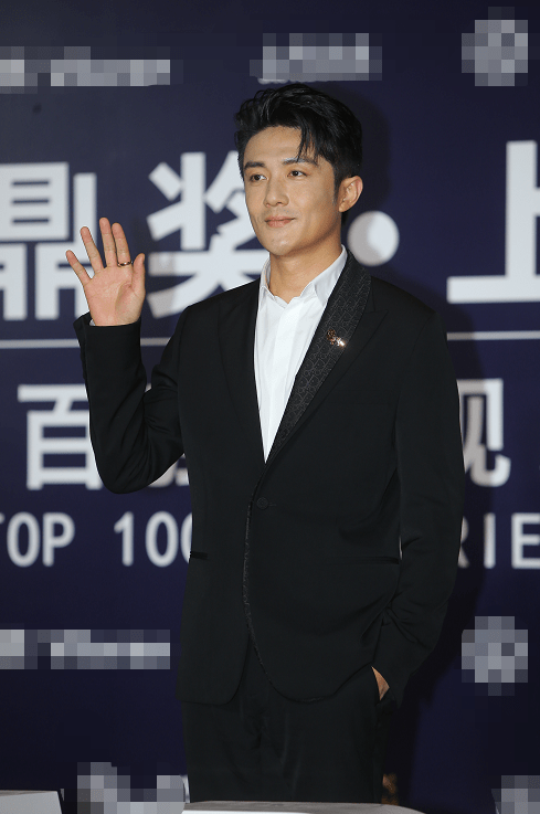 王丽坤身着露背鱼尾裙细腰瞩目李泽锋自曝参加追光吧哥哥已瘦十斤