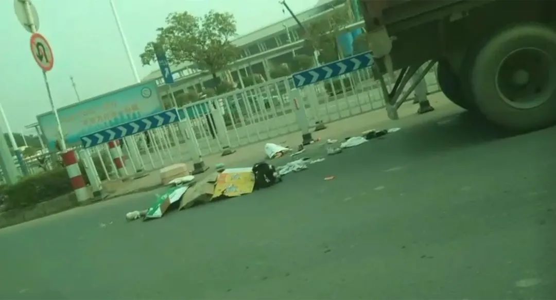 17岁女孩拖着行李箱横过马路据了解,12月26日下午发生一起惨烈车祸