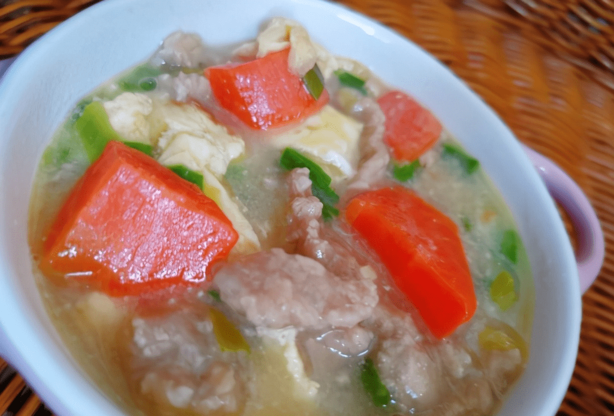 胡萝卜鸡蛋瘦肉汤,一道色彩分明的汤品
