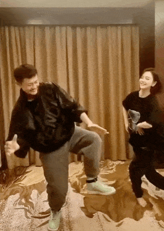 印小天佟丽娅一起跳舞十分默契 舞姿超魔性