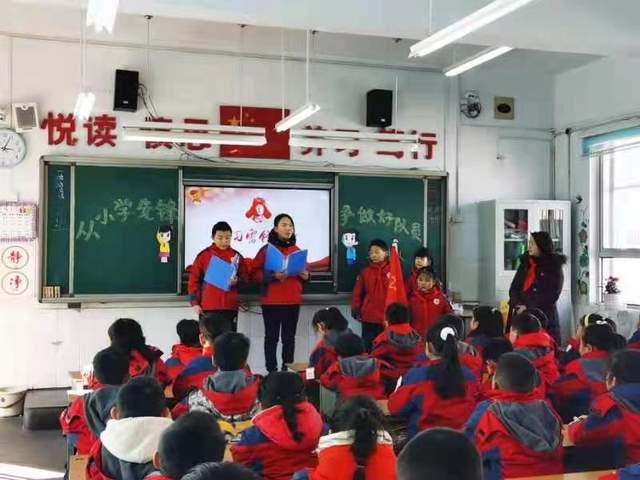 我与祖国共成长争做新时代好少年驻马店实验小学隆重举行新队员入队