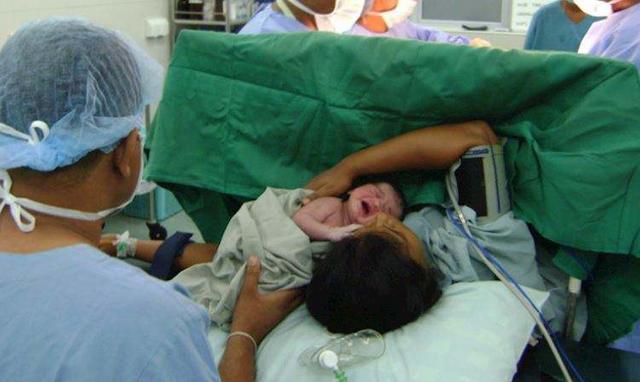 原创为何刚生完娃护士就抱宝宝给产妇看并问是男是女别有目的