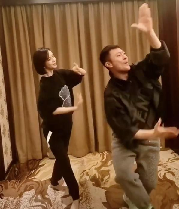 印小天佟丽娅一起跳舞十分默契舞姿超魔性