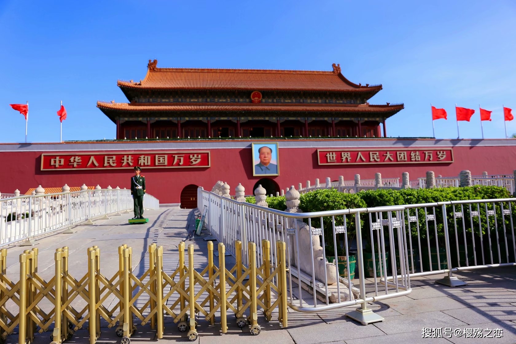 中国最有名的门，曾经是皇帝颁发诏书之地，如今被设计入国徽