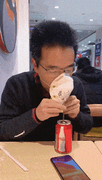 搞笑gif段子不要光站着来跟我一起摇质量再好也禁不住你们这样搞这