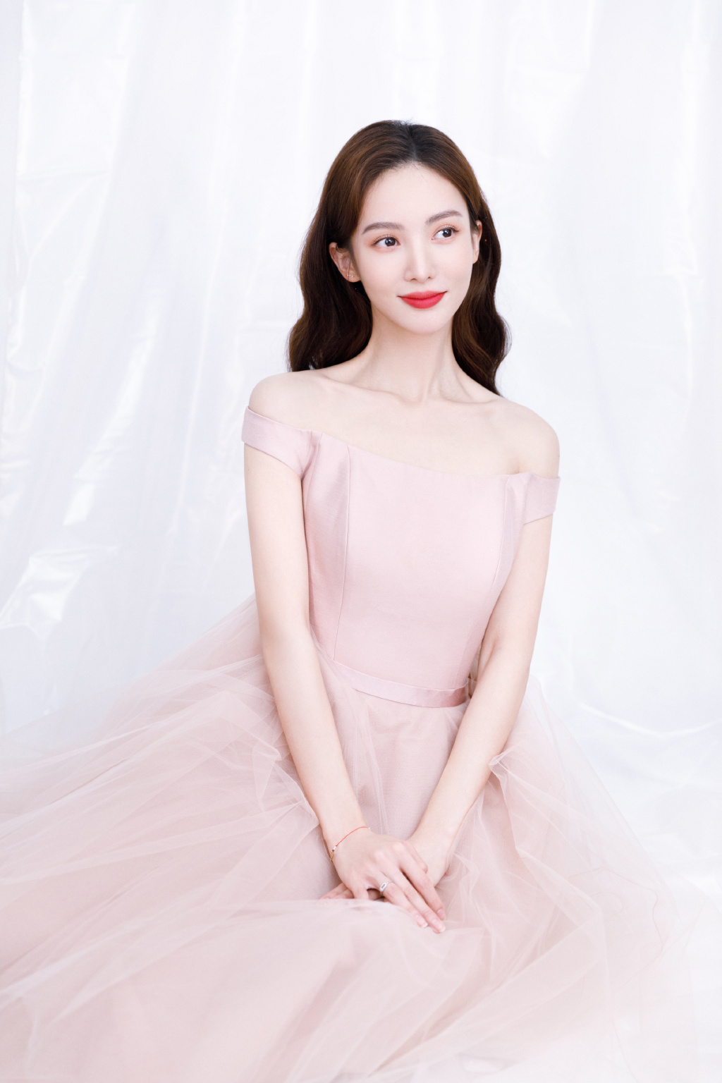 金晨央视跨年造型曝光!穿粉色抹胸长裙秀肩颈线