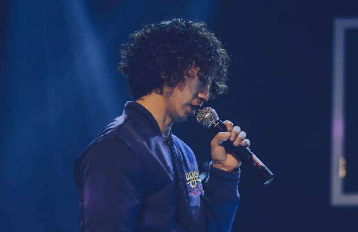 因为五音不全走红网络,成名后膨胀不认农村父母,如今销声匿迹_庞麦郎