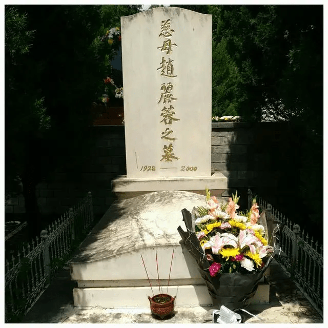 赵丽蓉丈夫早逝嫁小叔子又守寡患癌瘦到70斤自己缝寿衣