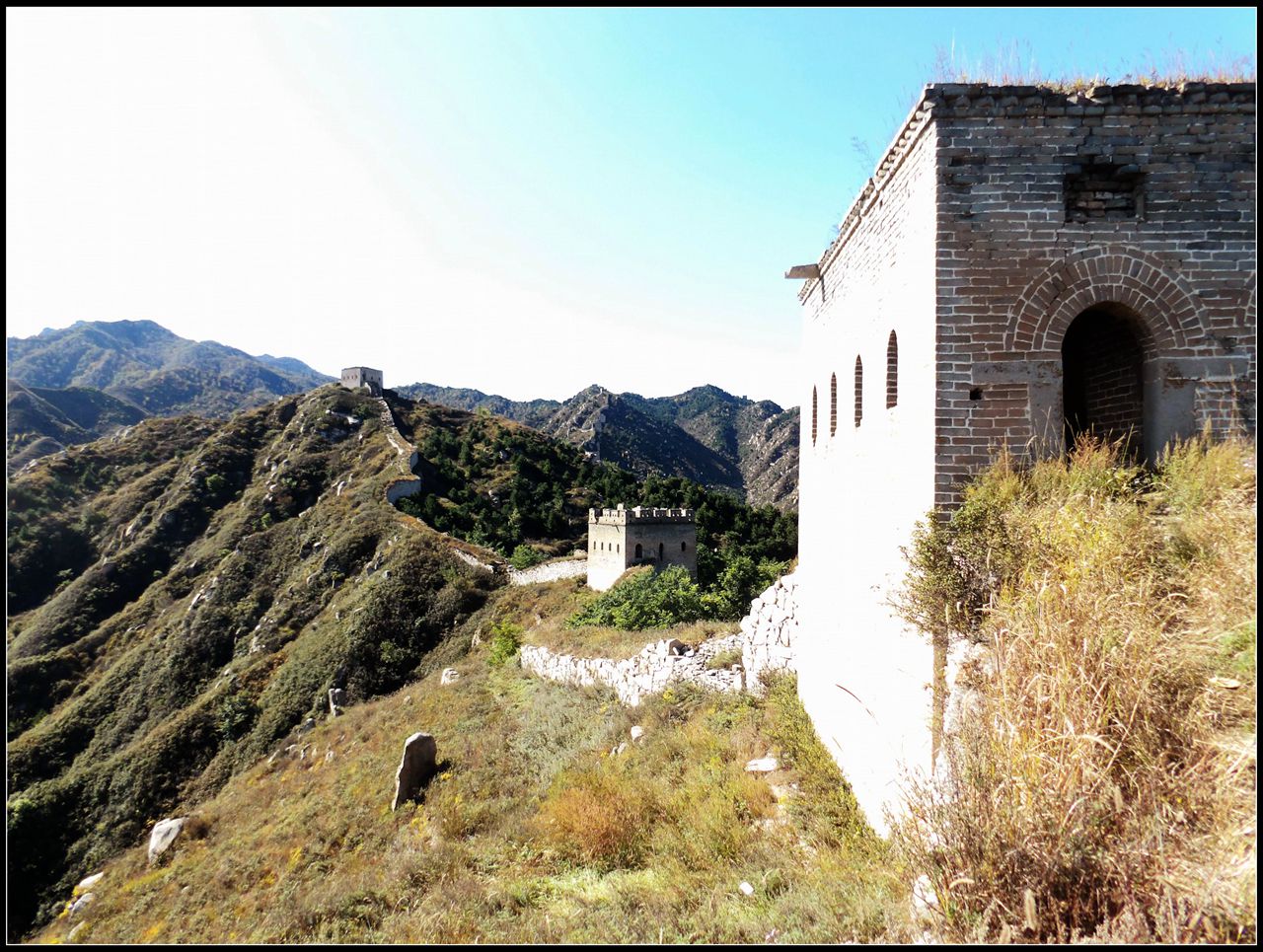 刀光暗淡硝烟尽,断壁残墙向天歌