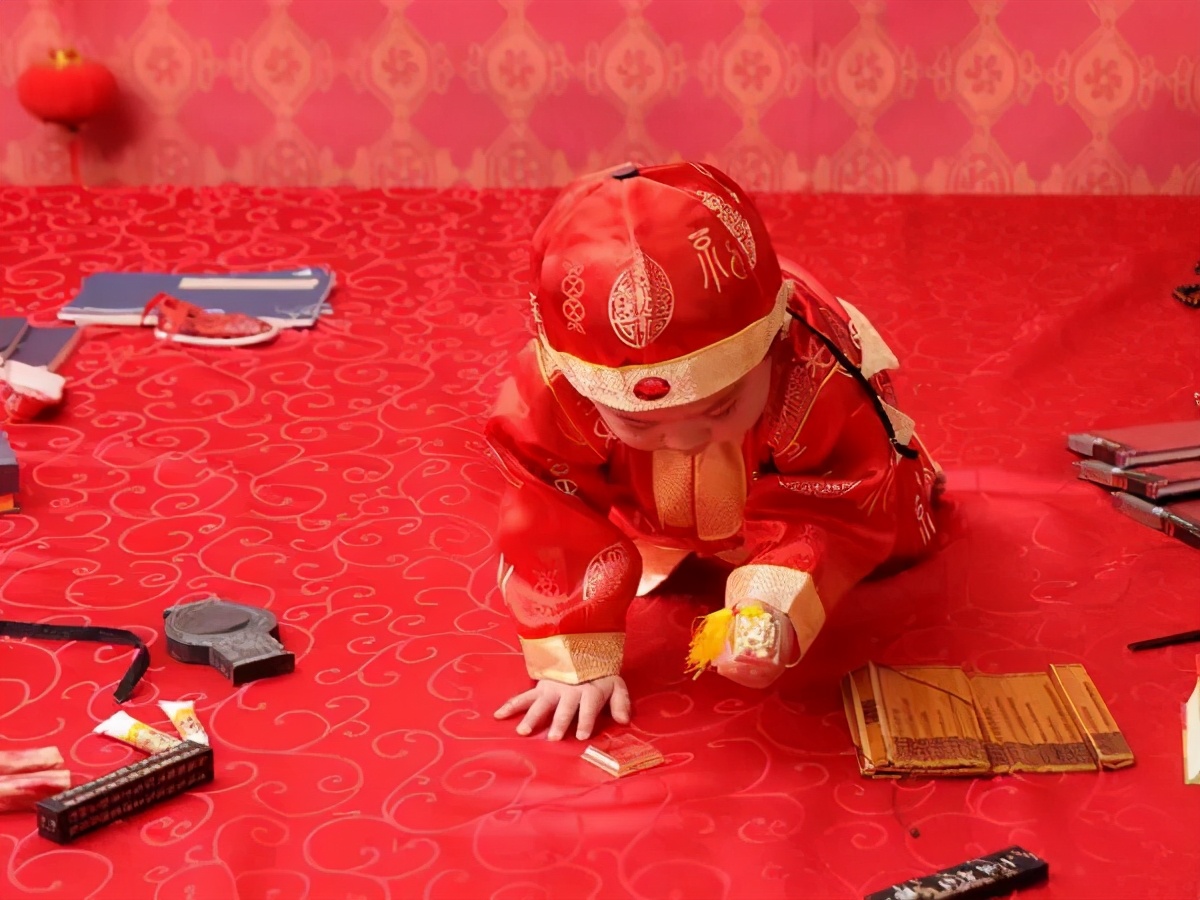 原创宝宝抓周礼上,爷爷随手放下一"小玩意",看清后全家变了脸